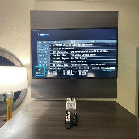 Super 8 By Wyndham Ithaca Hotel Luaran gambar