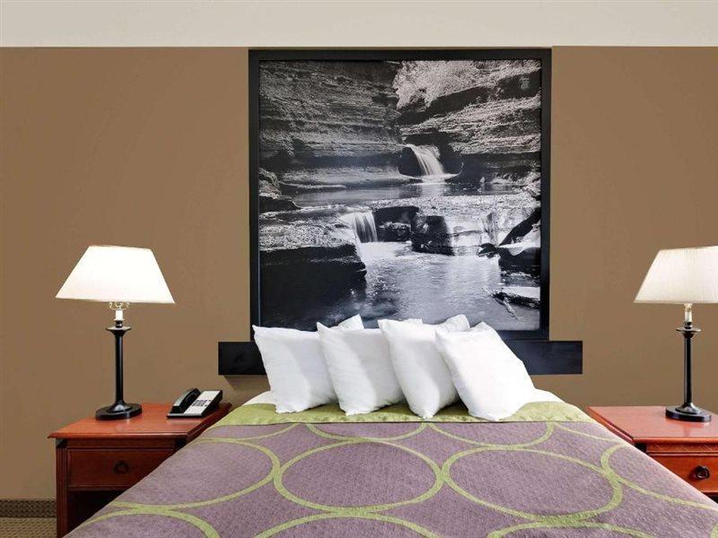 Super 8 By Wyndham Ithaca Hotel Luaran gambar
