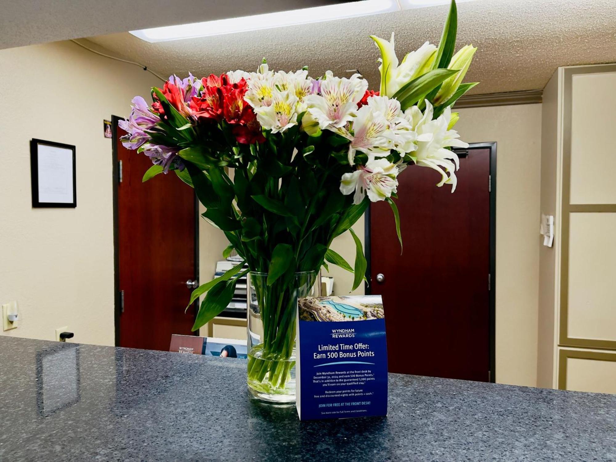 Super 8 By Wyndham Ithaca Hotel Luaran gambar