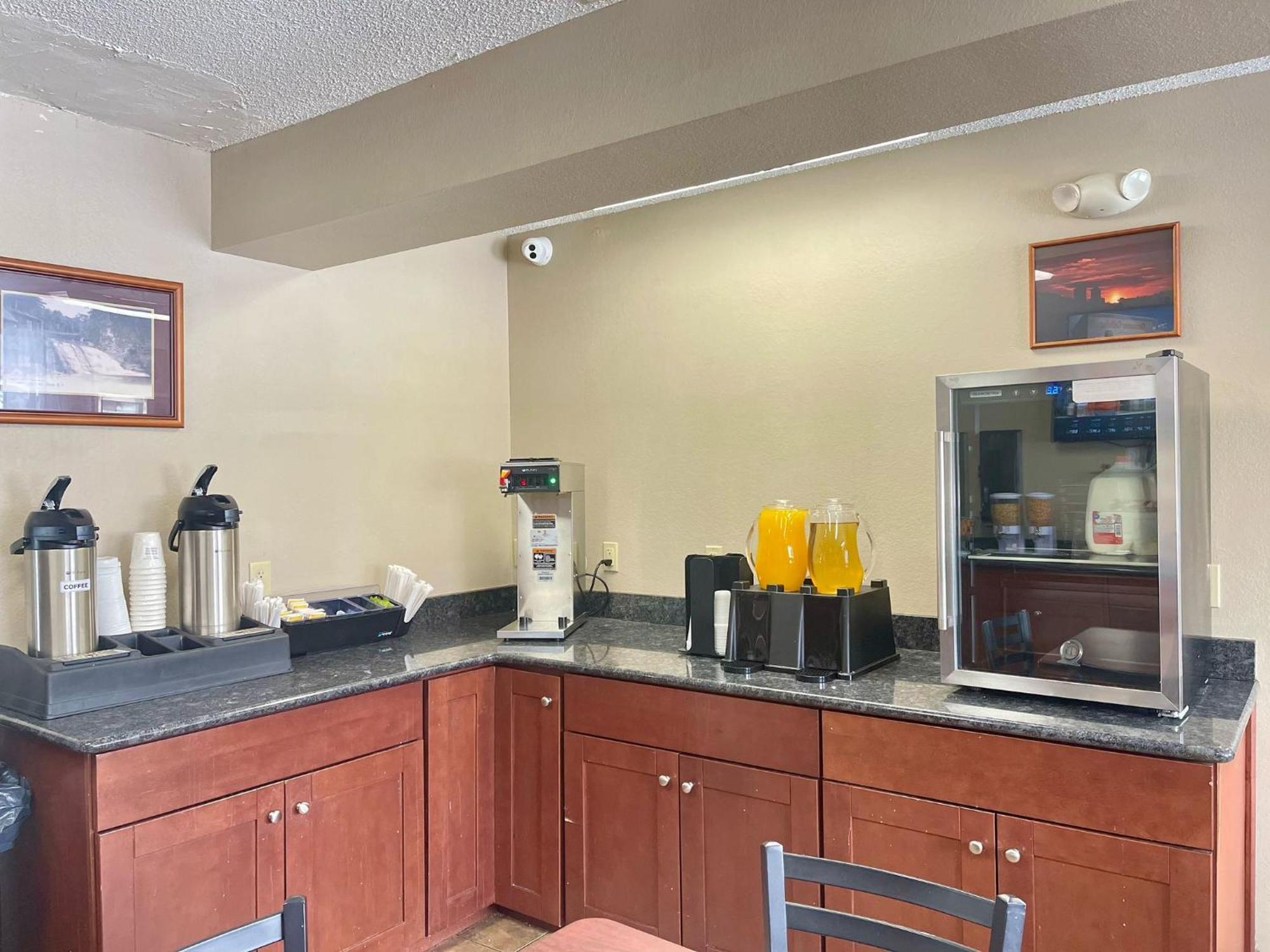 Super 8 By Wyndham Ithaca Hotel Luaran gambar