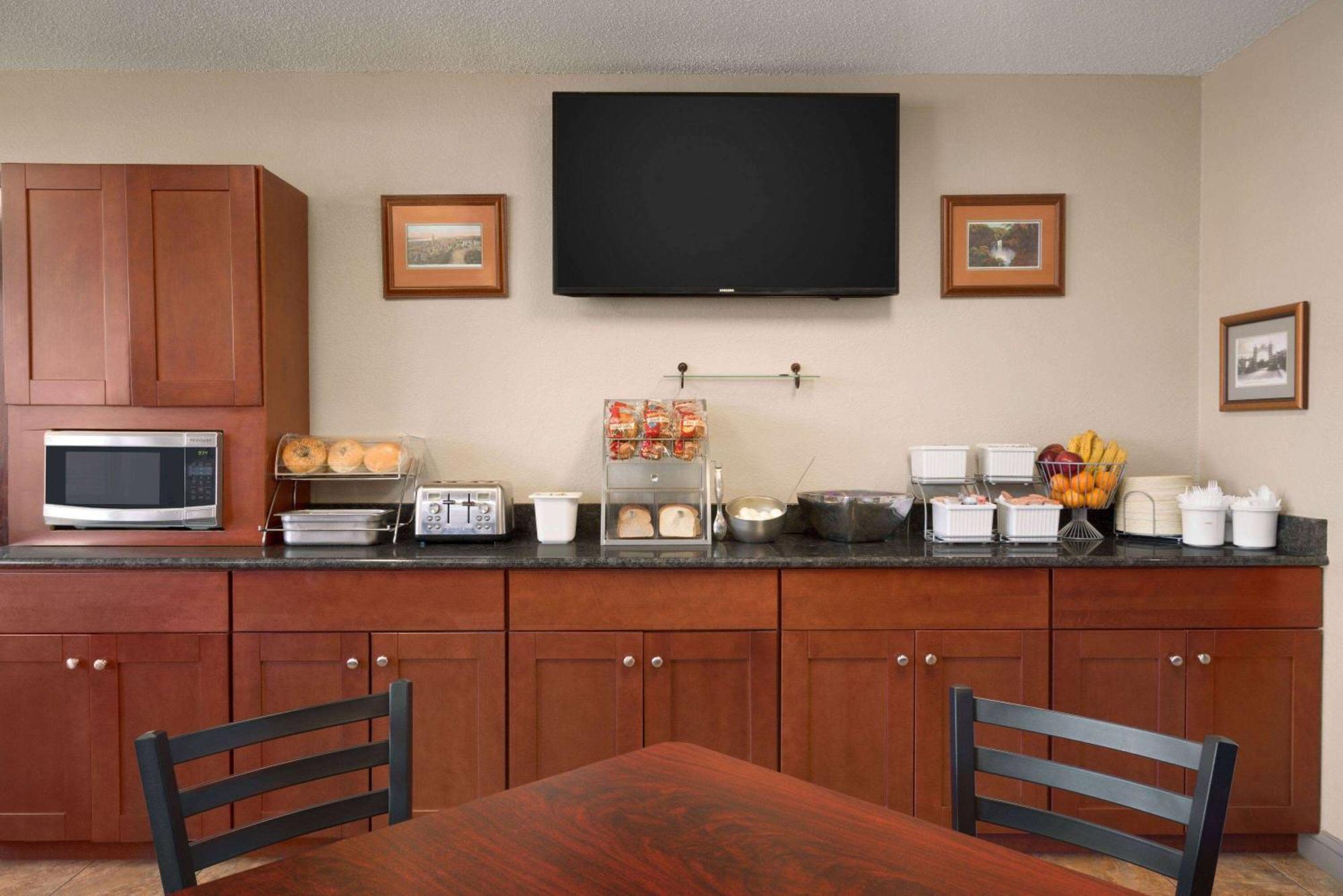 Super 8 By Wyndham Ithaca Hotel Luaran gambar